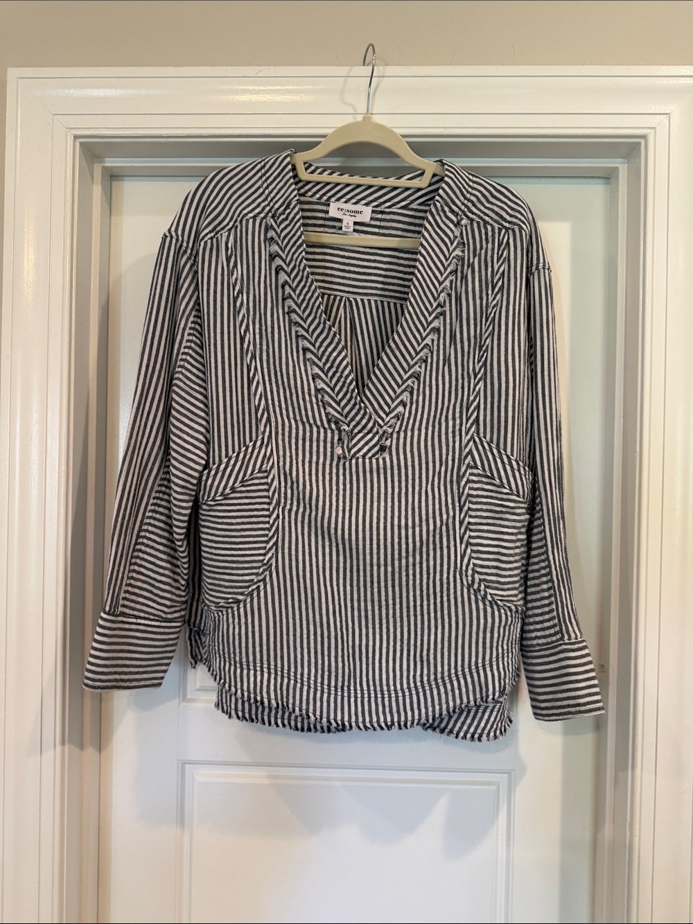 eesome Blue and White Striped V-Neck Pullover Top